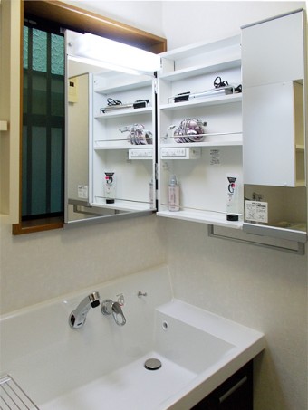 ブラックの落ち着いたバスルームにLIXILアライズ Zタイプ